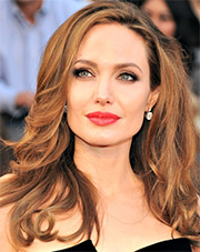 Divide la scelta di Angelina Jolie