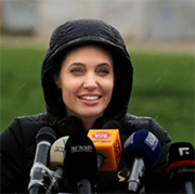 Angelina Jolie visita un campo di rifugiati siriani in Libano