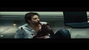 Clip "Pistola" che vede il protagonista Bradley Cooper (Eddie) in pericolo