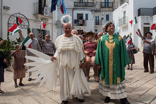 Foto dal film Non c' pi religione